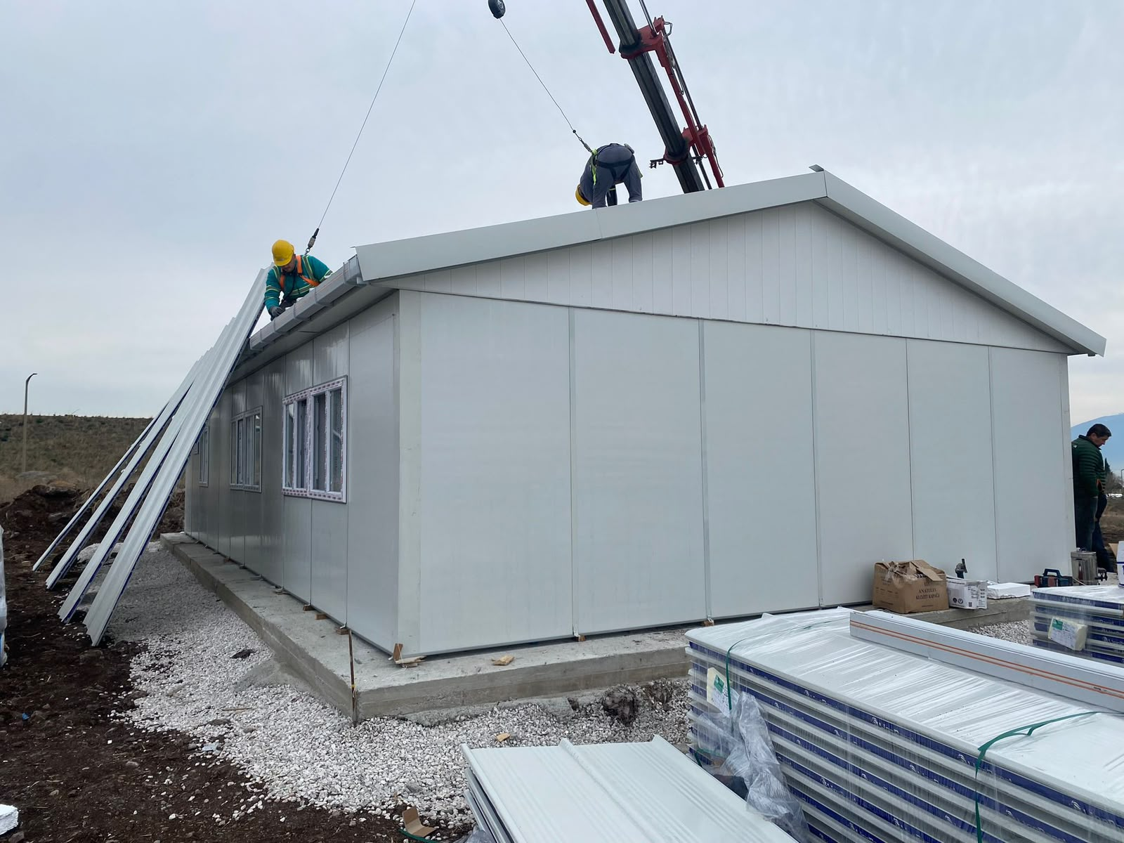 Prefabrik Yemekhane – Çatı Sandviç Panel Montajı